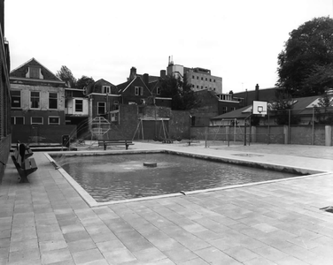 61732 Gezicht op de speelplaats met op de voorgrond een kleine zwembad, aangelegd op het binnenterrein van de ...