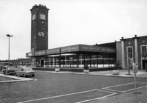 150572 Gezicht op parkeerplaatsen en de toegang tot het N.S.-station Nijmegen te Nijmegen.