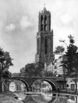 30444 Gezicht op de Oudegracht te Utrecht vanaf de werf met de Hamburgerbrug en daarachter de Gaardbrug en op de ...