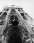 82387 Afbeelding van het verwijderen van de voor restauratie bestemde klokken van het carillon van de Domtoren ...