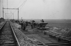 164310 Afbeelding van het storten van beton langs de spoorlijn bij Duivendrecht ten behoeve van de baanverzwaring ...