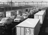 155156 Afbeelding van goederenwagens (containerwagens en een autotrein met Fiat's) op het emplacement van het ...