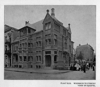 63004 Gezicht op de voor- en zijgevel van het huis Maliebaan 55 te Utrecht; rechts de Baanstraat.N.B.: De naam van het ...