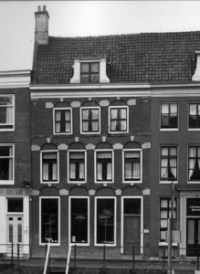 67623 Gezicht op de voorgevel van het huis Oudegracht 281 te Utrecht; vanuit het oosten.