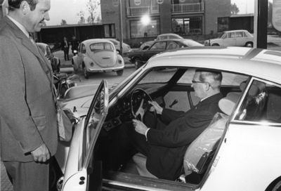 88930 Afbeelding van burgemeester J. H. van der Heide in een Porsche en de heer W.G. Terberg bij de opening van Garage ...