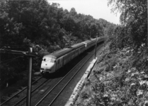 151056 Afbeelding van drie gekoppelde electrische treinstellen mat. 1964 (plan V) van de N.S. gezien vanaf het viaduct ...