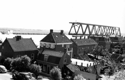 164388 Afbeelding van het transport van een een brugdeel, bestemd voor de spoorbrug over het Hollands Diep bij ...