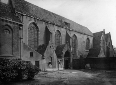 81363 Gezicht op de zuidelijke gevel van de Nicolaikerk (Nicolaaskerkhof 8) te Utrecht, uit het zuiden.