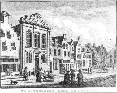 37583 Gezicht op de Hamburgerstraat te Utrecht met de Lutherse kerk en de aangrenzende huizen, uit het noordoosten.