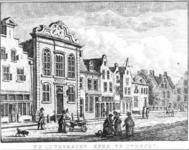 37583 Gezicht op de Hamburgerstraat te Utrecht met de Lutherse kerk en de aangrenzende huizen, uit het noordoosten.