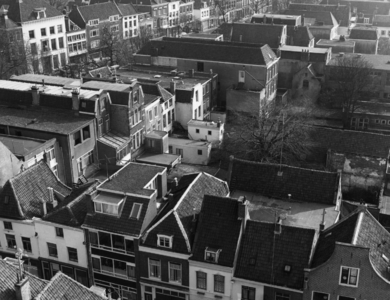 84550 Gezicht op de achterzijdes en achtertuinen van de huizen Oudegracht 283-hoger te Utrecht, vanaf een in de ...
