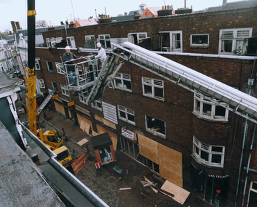 59073 Gezicht op de huizen Jansdam 1-9 te Utrecht tijdens het leegruimen en afdichten na de gasexplosie op 27 oktober 1992.