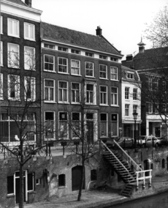 67696 Gezicht op de voorgevels en werfkelders van de huizen Oudegracht 312 (midden)-316 te Utrecht.