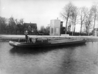 71938 Afbeelding van een dekschuit in de Vecht te Utrecht, uit het westen; op de achtergrond het huis Vechtdijk 152 ...