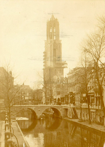 86820 Gezicht op de Gaardbrug over de Oudegracht te Utrecht, met in het midden de Domtoren (Domplein).