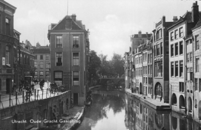 122004 Gezicht op de Oudegracht te Utrecht met op de achtergrond de Gaardbrug; links de zijgevel van het huis Donkere ...