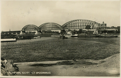 161900 Gezicht op de spoorbrug over de Waal te Nijmegen.