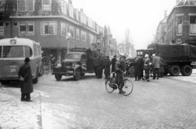 70031 Afbeelding van twee vrachtauto's na een aanrijding op de kruising van de Jan van Scorelstraat met de Prins ...