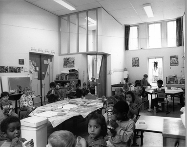 64778 Interieur van de Agatha Snellenschool (Nicolaasdwarsstraat 3) te Utrecht: één van de klaslokalen met leerlingen.