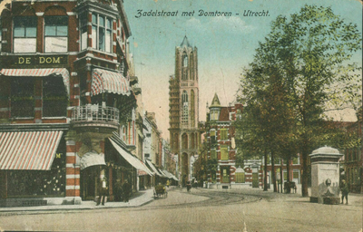 122097 Gezicht op de Mariaplaats te Utrecht, op de achtergrond de Zadelstraat en de Domtoren.