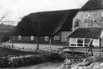 88369 Gezicht op de oostgevel en het voormalige boenhoek van de boerderij Den Engh (Enghlaan 17) te Vleuten (gemeente ...