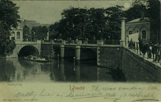 122169 Gezicht op de Tolsteegbrug over de Stadsbuitengracht te Utrecht, links de Bijlhouwerbrug.