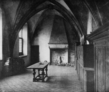 25559 Interieur van de Domkerk (Domplein) te Utrecht: archiefkamer.