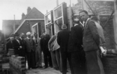 24743 Afbeelding van de eerstesteenlegging voor een huis te Uitweg (gemeente Lopik).