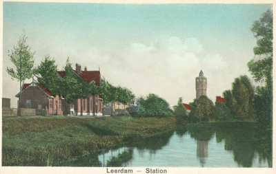 161766 Gezicht op het N.S.-station Leerdam te Leerdam.
