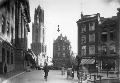 67131 Gezicht op een gedeelte van de voorgevel van het stadhuis te Utrecht; links op de achtergrond de Vismarkt, rechts ...