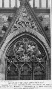 82324 Gezicht op het bovenste deel van één van de vensters van de kruisgang van de Domkerk (Domplein) te Utrecht.