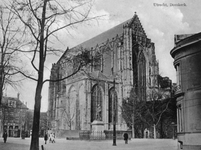 123807 Gezicht op de Domkerk (Domplein) te Utrecht.