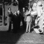 90233 Afbeelding van burgemeester J. H. van der Heiden en enkele leden van het gemeentebestuur van de gemeente ...