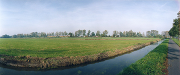 72026 Gezicht op de weilanden en de spoorlijn met de volkstuinen langs de Verlengde Vleutenseweg ter hoogte van de ...