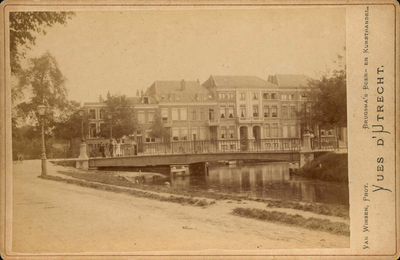 122439 Gezicht op de Noorderbrug over de Stadsbuitengracht te Utrecht, uit het westen, op de achtergrond enkele huizen ...