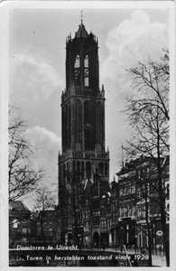 123408 Gezicht op de Oudegracht Tolsteegzijde te Utrecht met de Gaardbrug en de Domtoren.