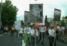 120329 Afbeelding van enkele deelnemers aan de stoet door de binnenstad van Utrecht, hier op de Catharijnebaan, tijdens ...