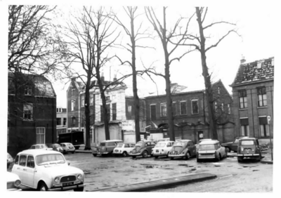 52290 Gezicht op enkele huizen aan de Van Asch van Wijckskade te Utrecht, vanaf de Begijnekade, met de voorgevels van ...