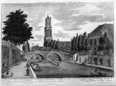 30458 Gezicht op de Oudegracht te Utrecht met de Weesbrug en rechts de voorgevels van de huizen aan de oostzijde van de ...