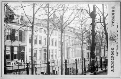 65179 Gezicht op de voorgevels van de huizen Nieuwegracht 54 (links)-hoger te Utrecht.