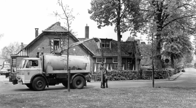 90265 Afbeelding van een kolkenzuiger van de dienst gemeentewerken van de gemeente Vleuten-De Meern voor de reiniging ...