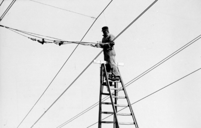 164300 Afbeelding van een monteur van de N.S. tijdens de electrificatie van de spoorlijnen in Limburg, ter hoogte van ...