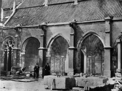 24684 Gezicht op de restauratiewerkzaamheden aan de kruisgang van de Domkerk (Domplein) te Utrecht: westelijke arm.