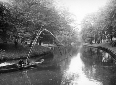 83356 Gezicht op een vissersboot in de Stadsbuitengracht en op het plantsoen ter hoogte van Manenburg te Utrecht met ...