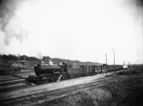 163246 Afbeelding van een stoomlocomotief uit de serie 3700/3800 van de N.S. met een goederentrein op het emplacement ...