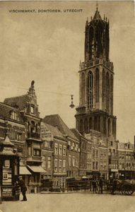 123428 Gezicht op de Vismarkt te Utrecht, met op de achtergrond de Domtoren