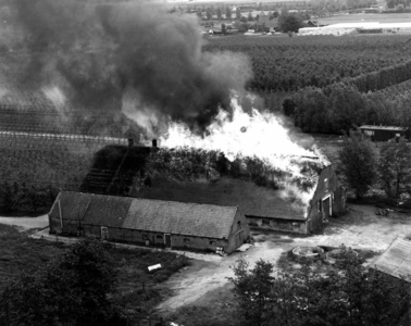 90626 Luchtfoto van de in brand staande boerderij Rijksstraatweg 139 te De Meern (gemeente Vleuten-De Meern).N.B. De ...