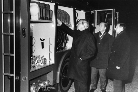 90691 Afbeelding van de inspectie van de nieuwe tankautospuit van de vrijwillige brandweer van Vleuten door ...
