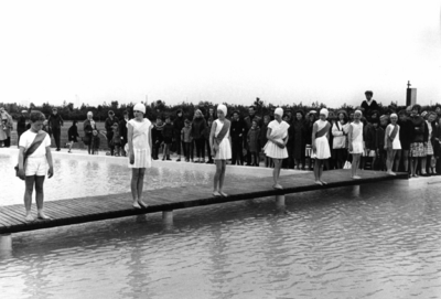 91471 Afbeelding van de zwemwedstrijd ter gelegenheid van de officiële opening van het openlucht zwembadencomplex ...