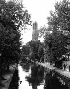 125277 Gezicht op de Oudegracht te Utrecht, vanaf de Hamburgerbrug, met op de achtergrond de Gaardbrug en de Domtoren.